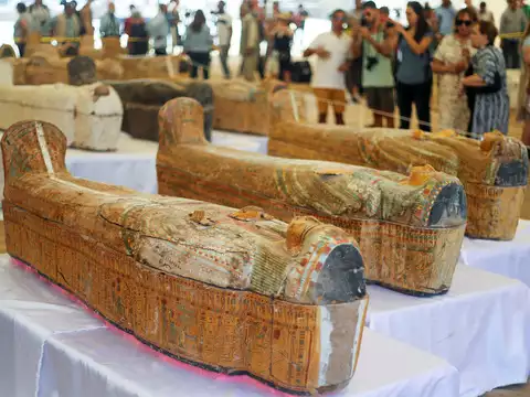 Momias perfectamente conservadas en ataúdes de 3000 años son descubiertos en Egipto