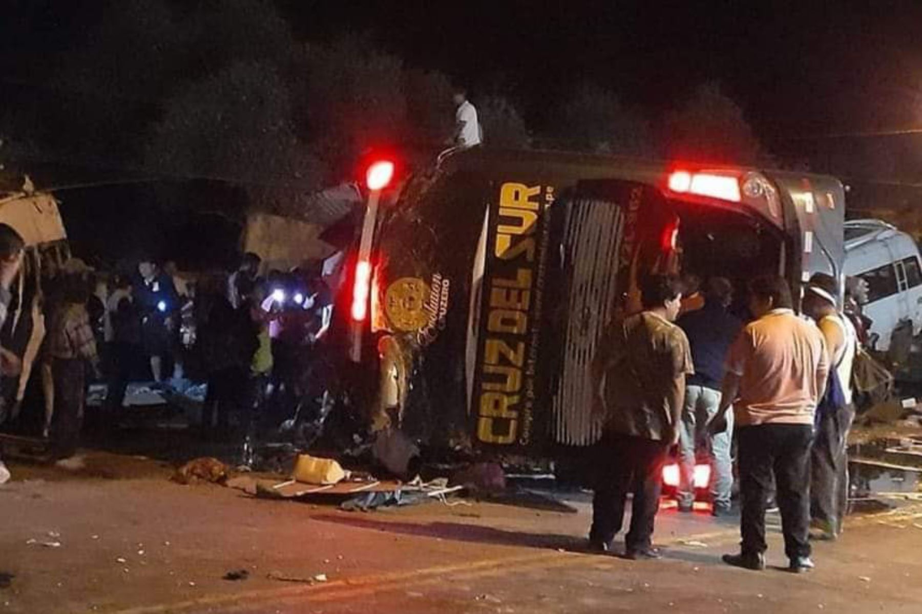 Accidente provocado por Cruz del Sur deja 16 muertos y más de 40 heridos