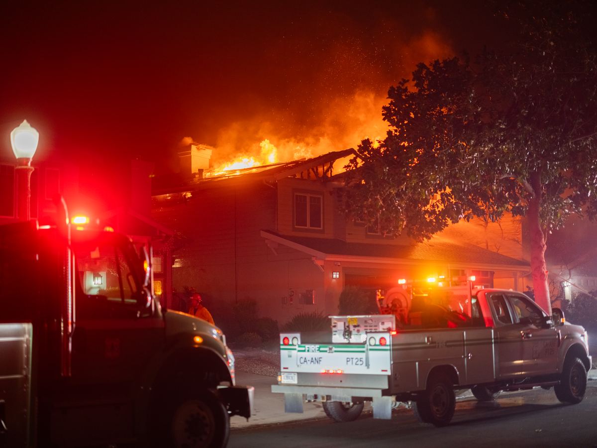 カリフォルニア州のイートン火災で初期消火に当たるエンゼルス国有林の消防隊員