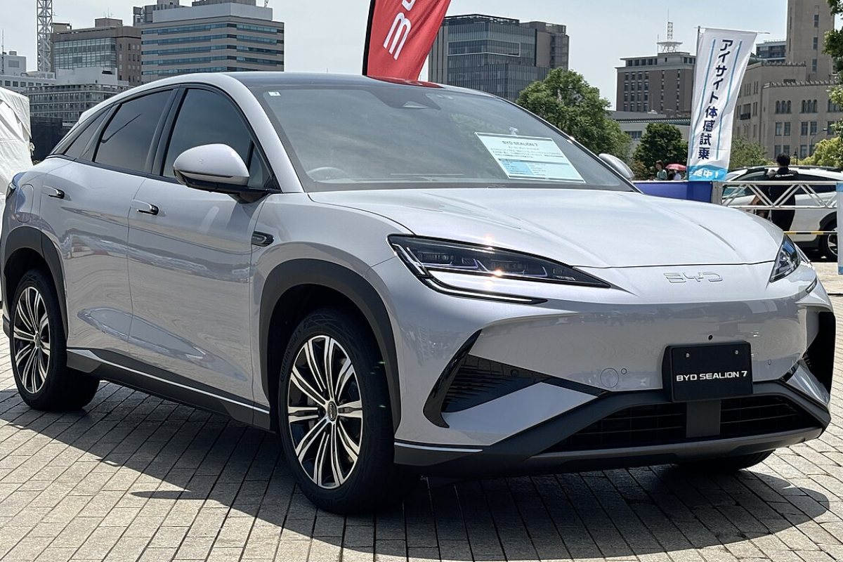 ブランドのエンブレムが見える、日本で展示されたBYDの電気自動車シーライオン7。