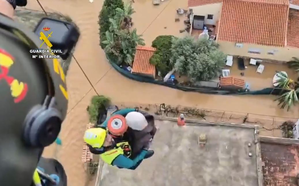 La Guardia Civil rescatando afectados por la DANA Adam en Valencia