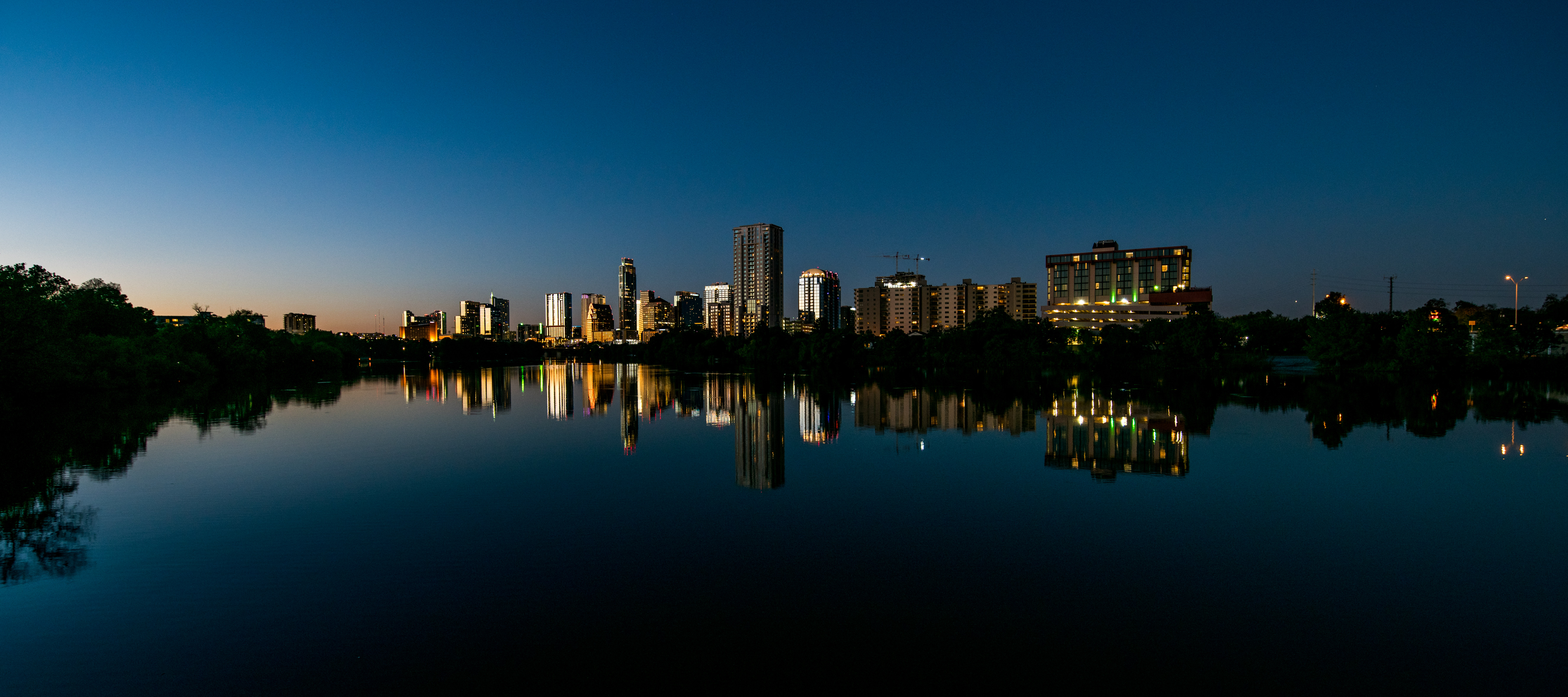Edificios de Austin reflejados en el agua al anochecer