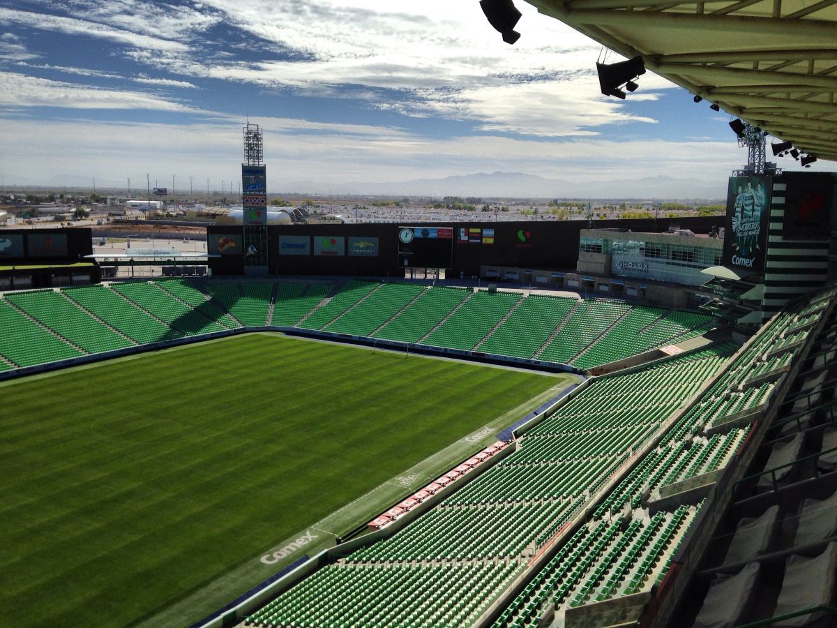 Gradas verdes y cancha del Estadio Corona de Torreón vistas desde una tribuna en 2015.