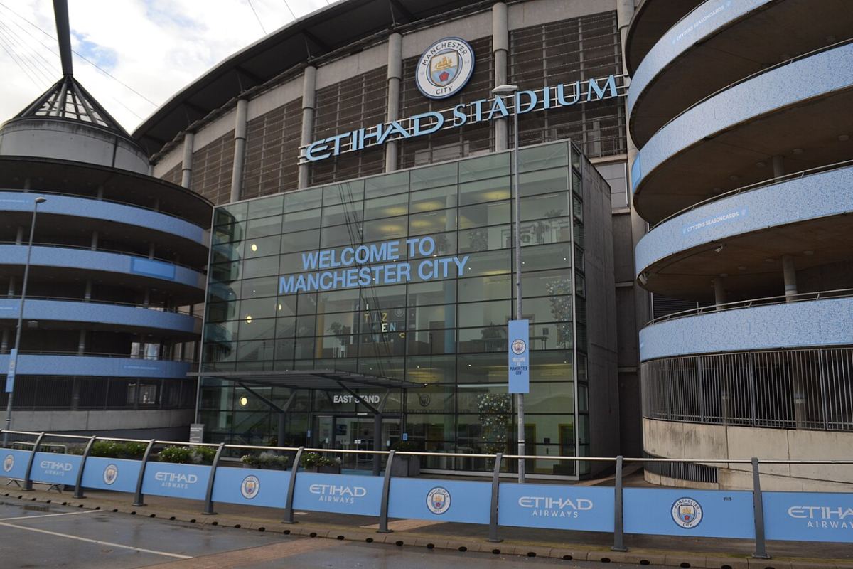 Fachada exterior del Etihad Stadium, con el escudo y el letrero del Manchester City; imagen de archivo de 2018.