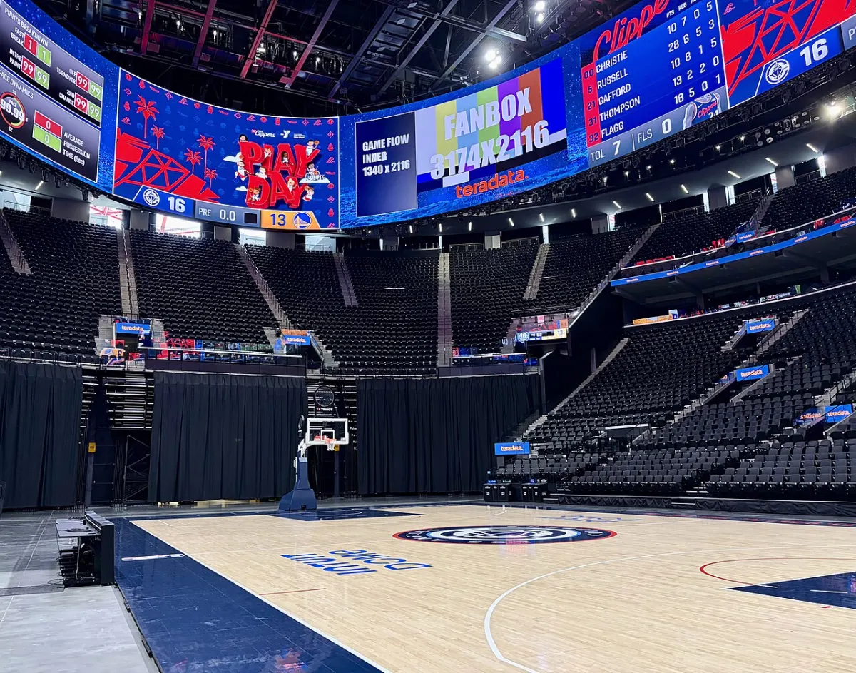 Interior del Intuit Dome de Inglewood, con la cancha de baloncesto y la pantalla central, fotografiado en julio de 2026.