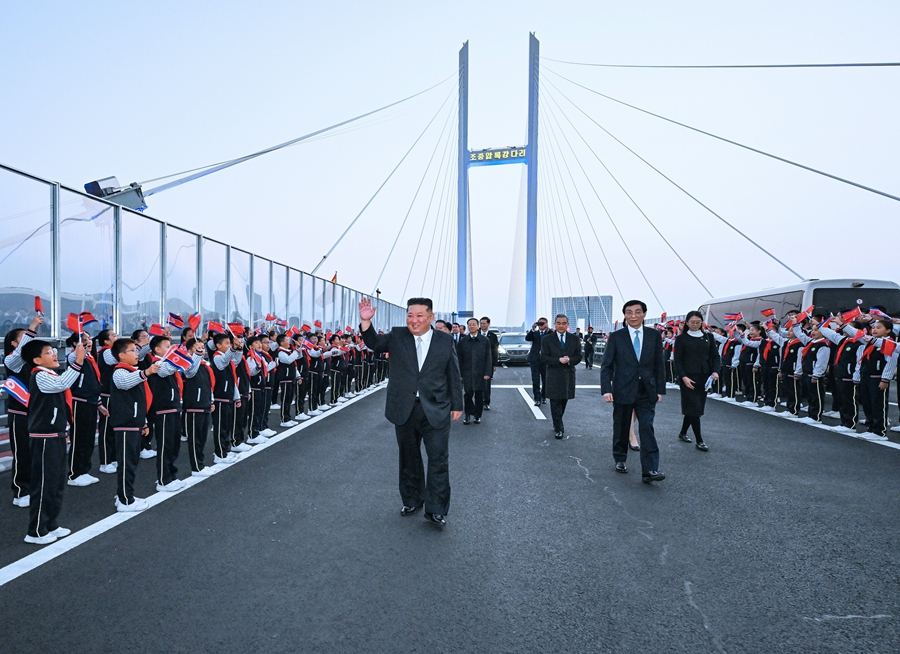 丹東の新しい橋を通って中国に入る金正恩氏