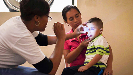 La causa de que cada vez más niños sean miopes