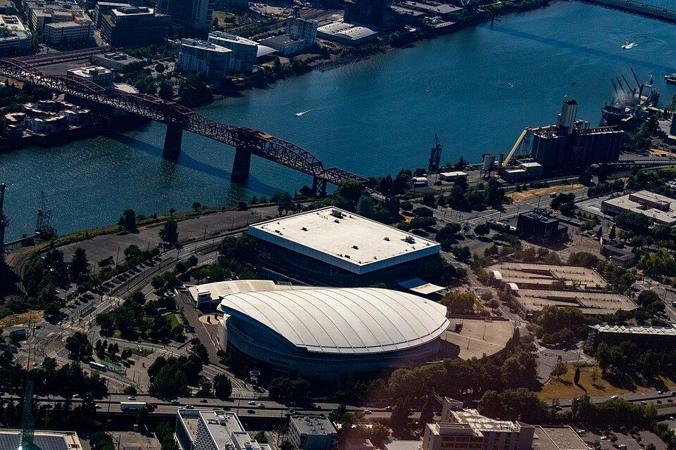 Vista aérea del Moda Center junto al Memorial Coliseum y el río Willamette en Portland, 2023.
