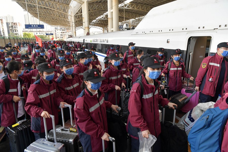 China despliega miles de médicos en Shanghái para contener una ola de contagios