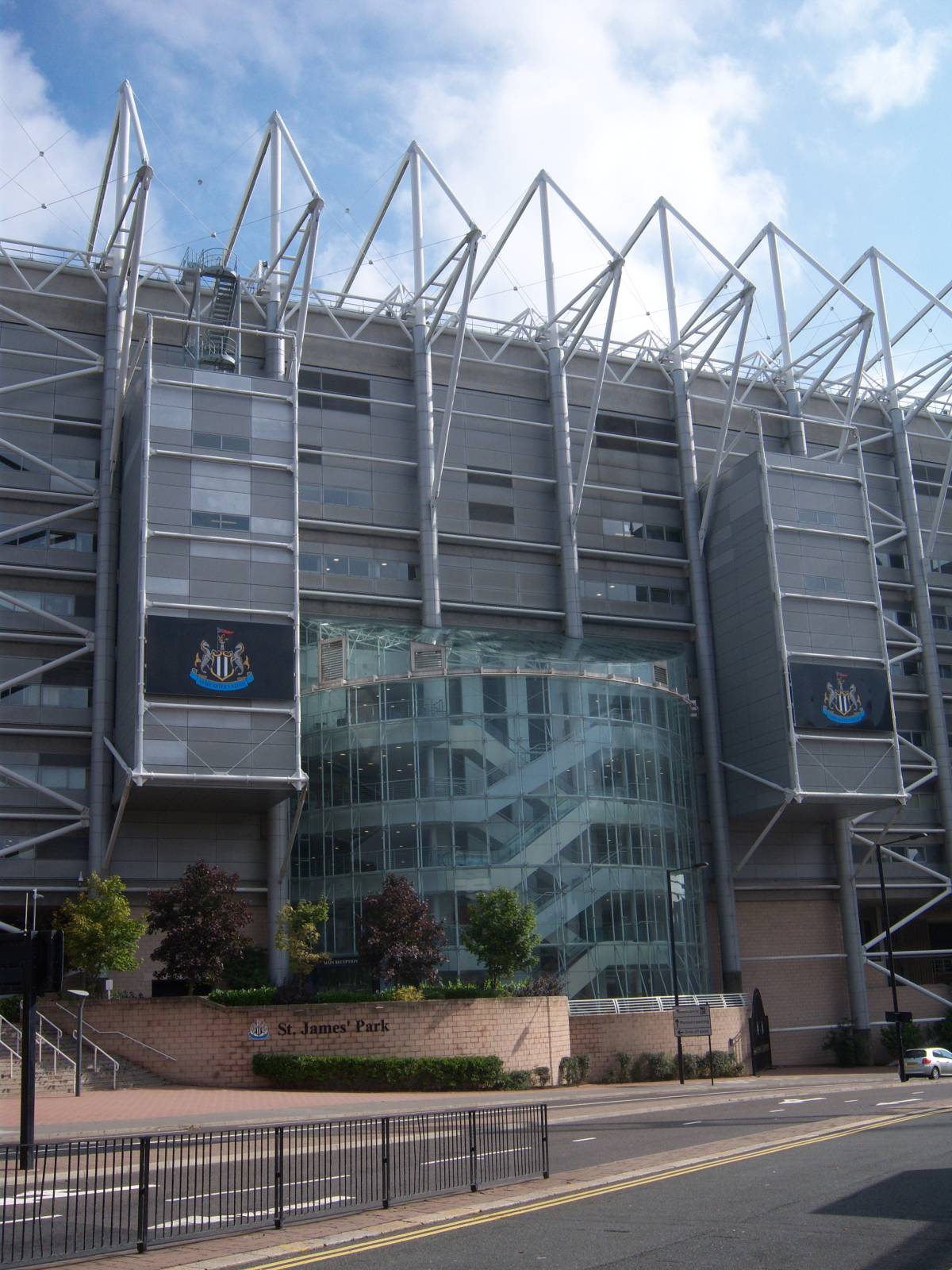 Atrio acristalado de la fachada oeste de St James’ Park, Newcastle.