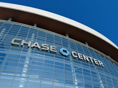 Fachada del Chase Center con el nombre del recinto sobre la entrada.