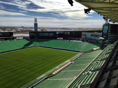 Gradas verdes y cancha del Estadio Corona de Torreón vistas desde una tribuna en 2015.