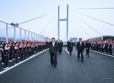 丹東の新しい橋を通って中国に入る金正恩氏