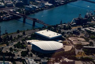 2023年に撮影されたポートランドのモダ・センター、隣のメモリアル・コロシアムとウィラメット川の空撮。