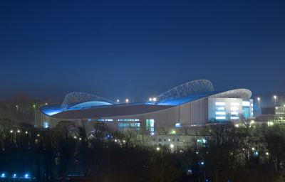 Exterior iluminado del estadio Amex antes del amanecer.