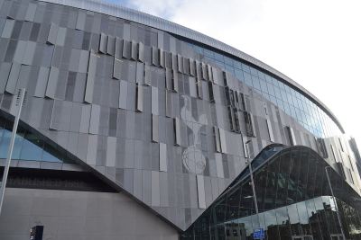 Fachada exterior del Tottenham Hotspur Stadium con el emblema del club; fotografía de archivo de 2019.