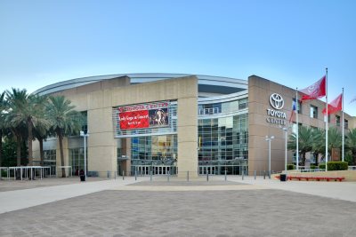 Fachada exterior del Toyota Center de Houston, con el nombre del recinto y palmeras; foto de archivo de 2010.