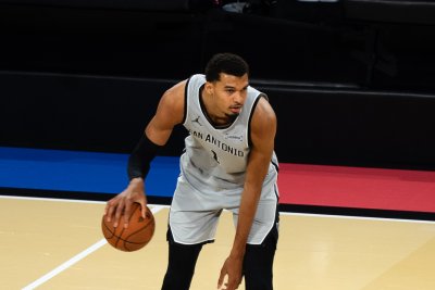2025年のNBAカップでスパーズのユニフォームを着てドリブルするビクター・ウェンバンヤマの資料写真。