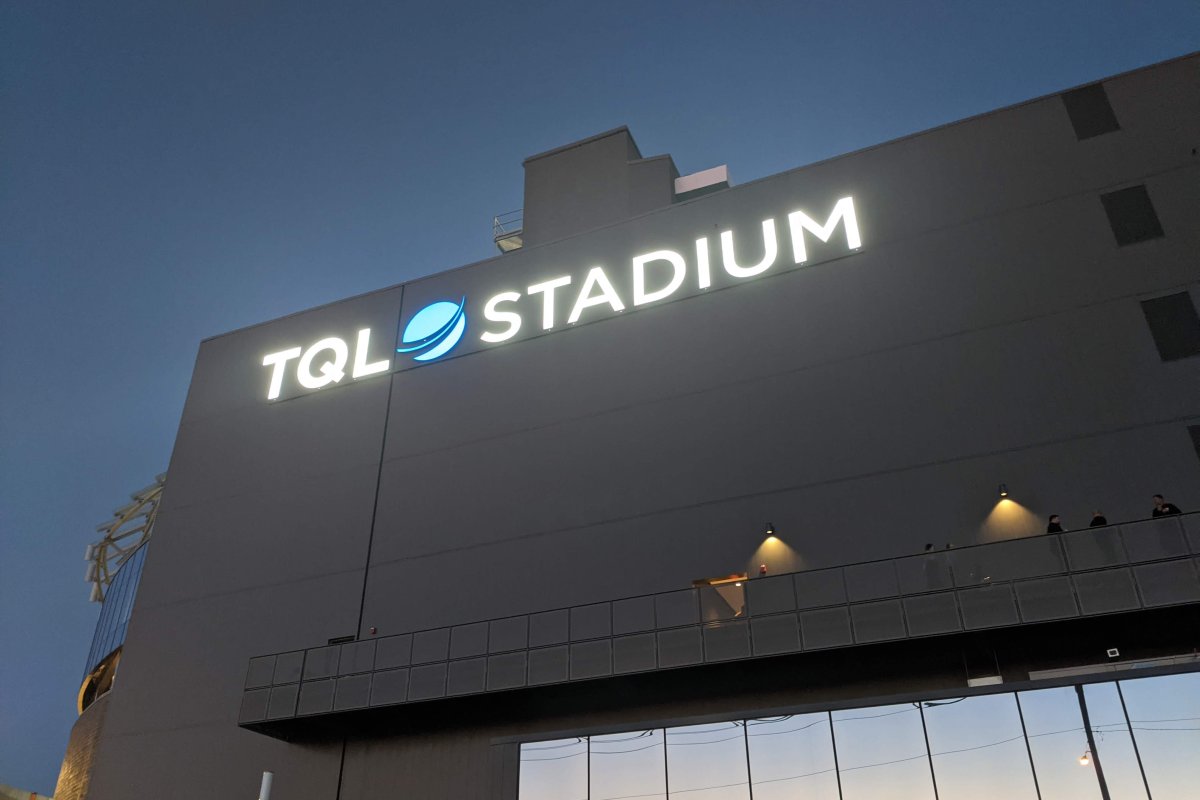 シンシナティのTQLスタジアム外壁に光る看板。2021年撮影の資料写真。