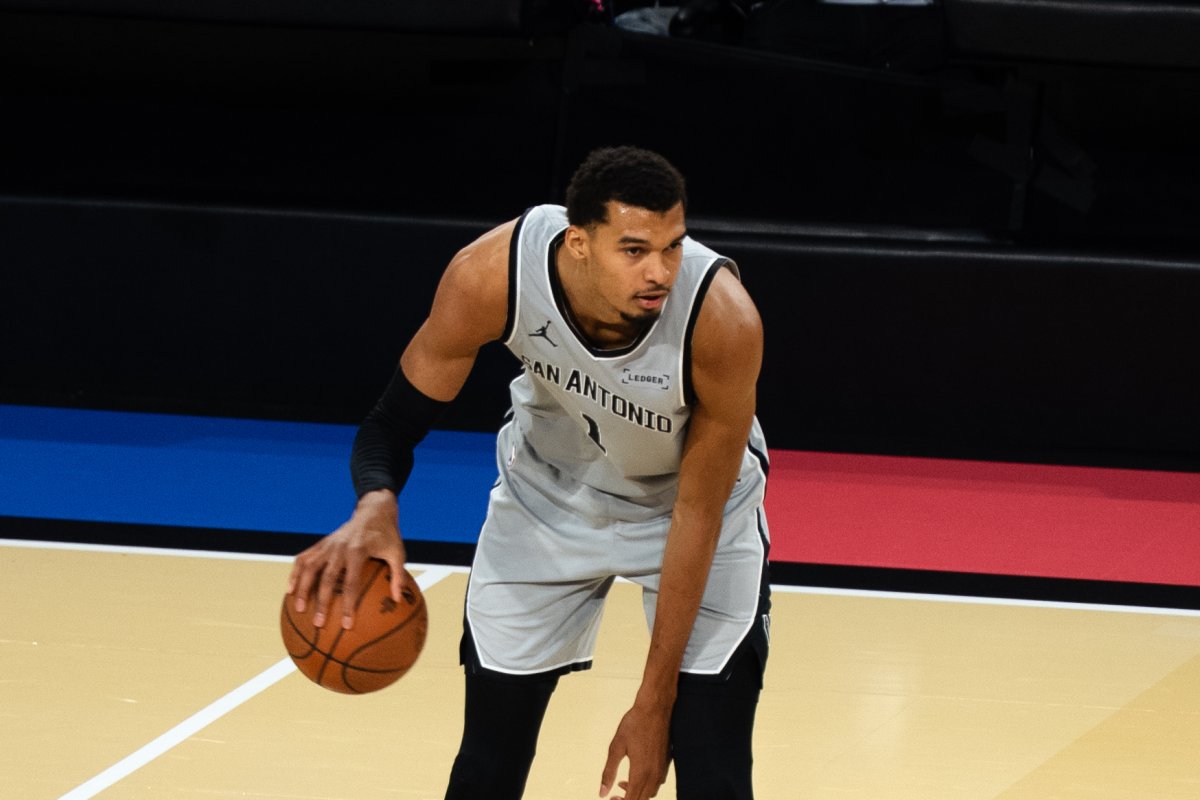Victor Wembanyama bota el balón con el uniforme de los Spurs en la NBA Cup de 2025, en una imagen de archivo.